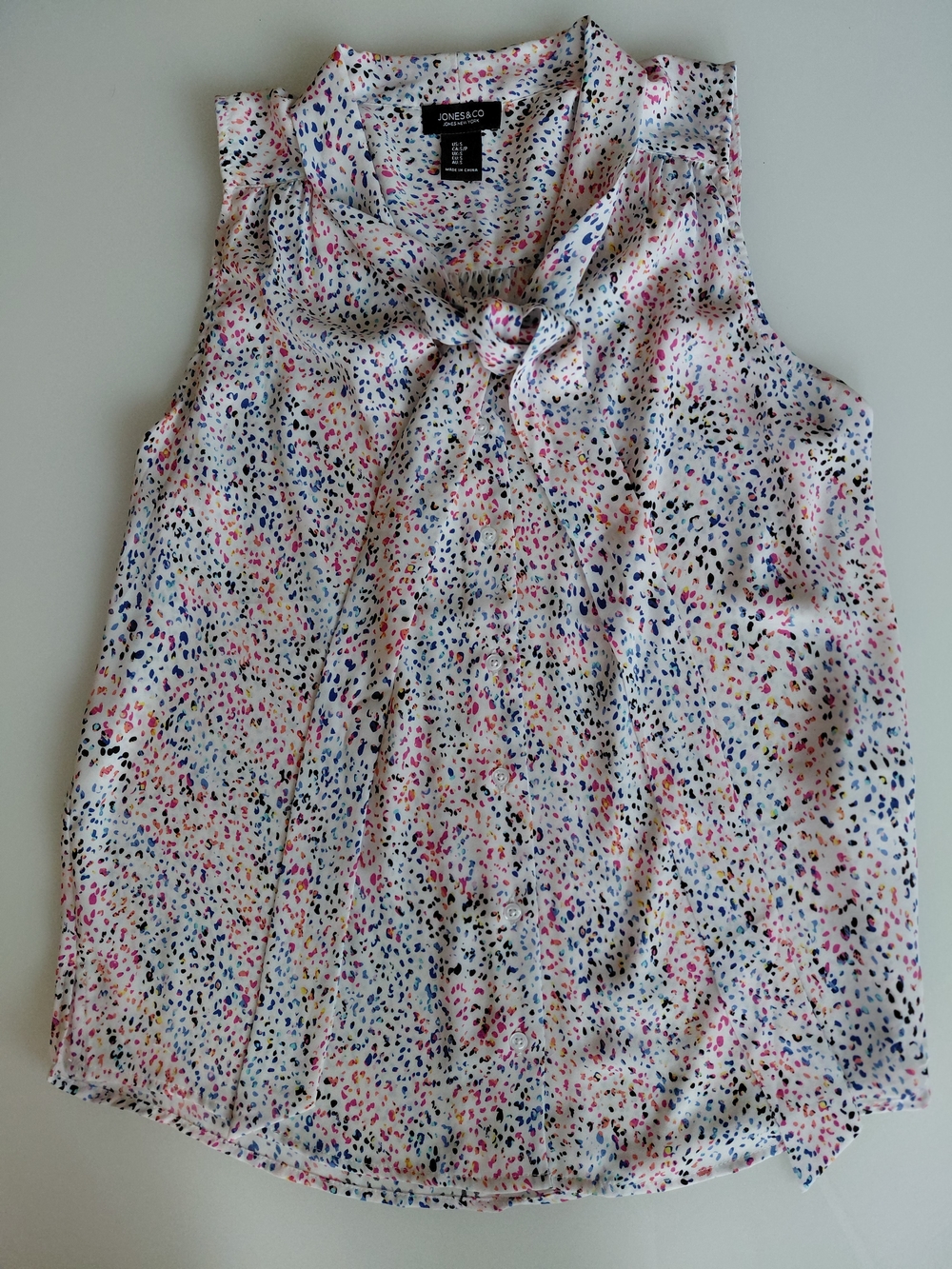 Jones New York White Sleeveless Tie-Neck Blouse with Multicolor Spot Print